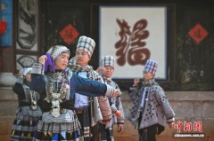 (新春走基层)骏马迎春 云南非遗歌舞展演展现传统艺术魅力