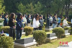 西北师大学子清明祭奠陈红军烈士 手写卡片致敬英雄学长